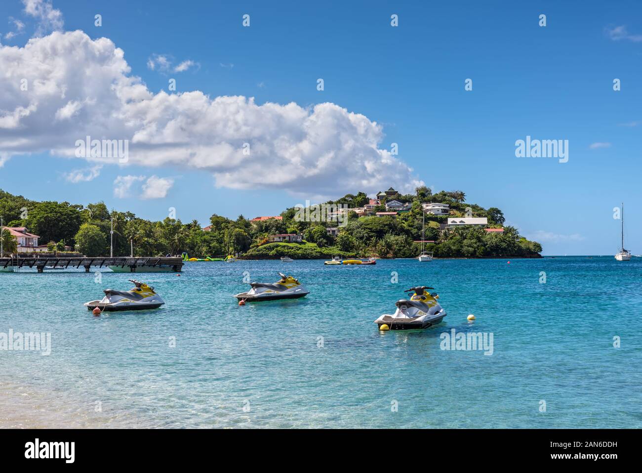 Les Trois-Ilets, Martinica - Dicembre 13, 2018: Personal natanti (acqua scooter) ad Anse Mitan spiaggia di Les Trois-Ilets, penisola La Pointe du Foto Stock