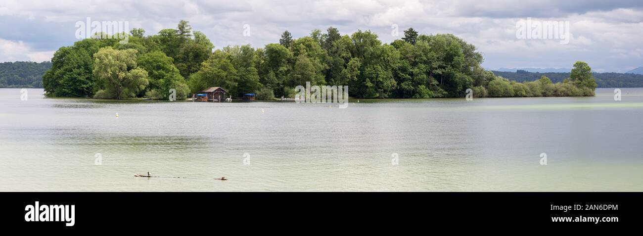 Panorama del Roseninsel (isola delle rose) sul Lago di Starnberg. Famoso giardino di rose. Le pile di abitazioni intorno all'isola sono patrimonio Dell'Umanità Dell'Unesco Foto Stock