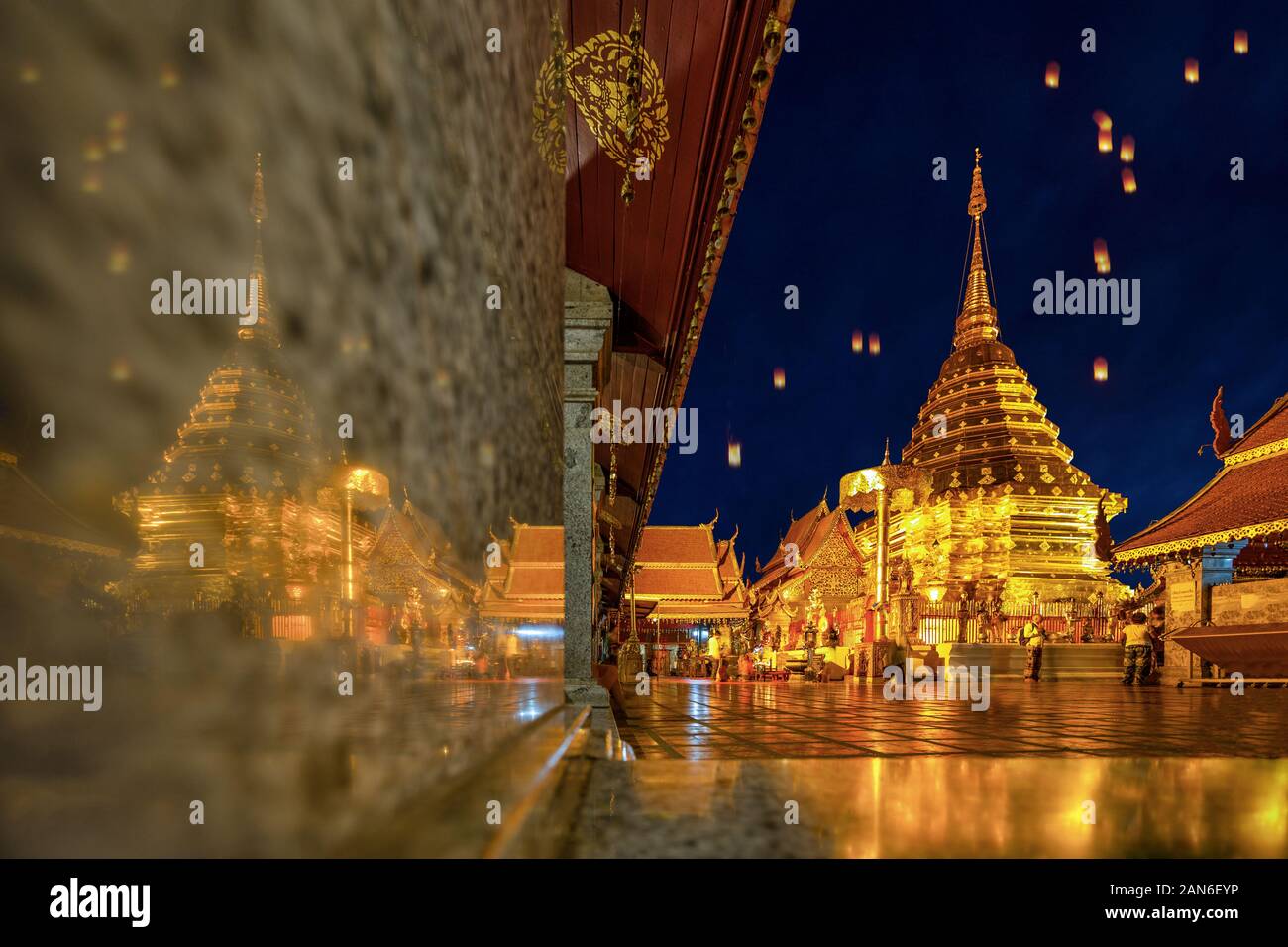 Bella Pagoda con la riflessione, Wat Phra That Doi Suthep Temple in Chiang Mai Thailandia, il più famoso tempio al crepuscolo, Yi Peng e Loy Krathong Foto Stock