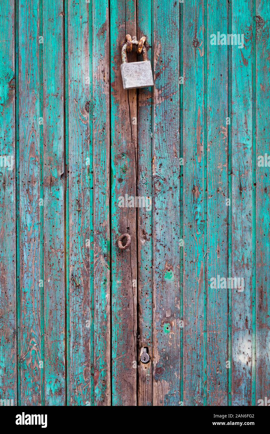 Dettaglio del verde antica porta in legno bloccato Foto Stock