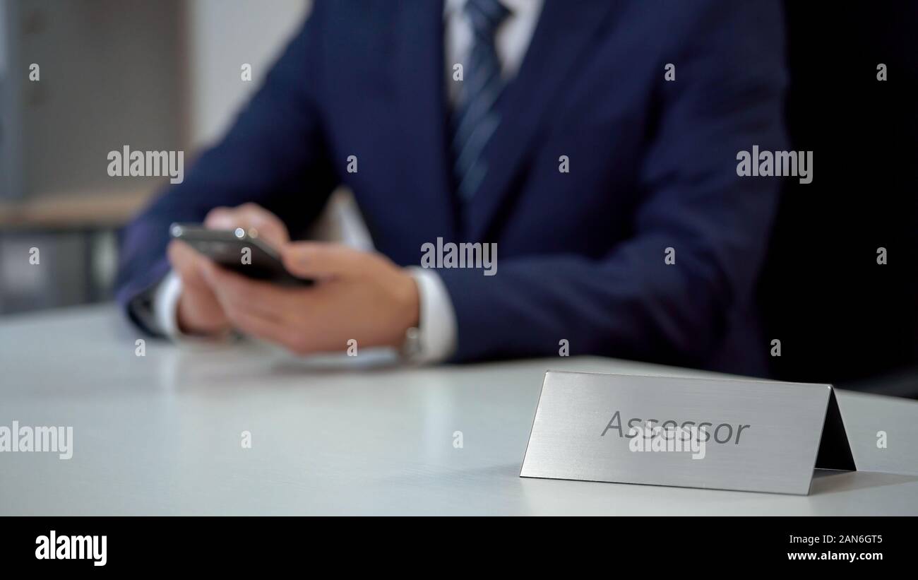 Professional valutatore utilizza lo smartphone, esperto controllo situazione sul mercato Foto Stock