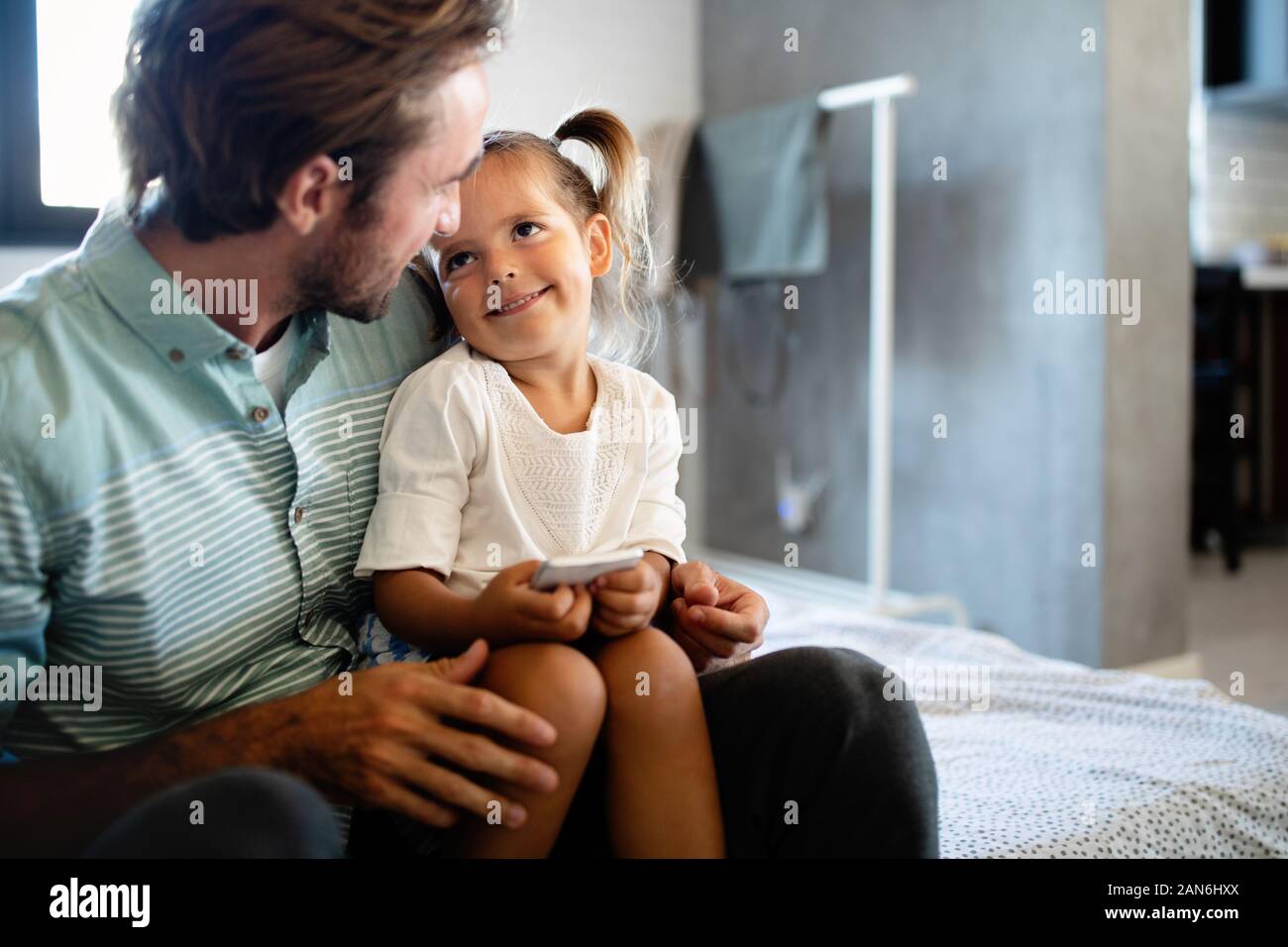 Padre e figlia di trascorrere del tempo insieme a casa Foto Stock