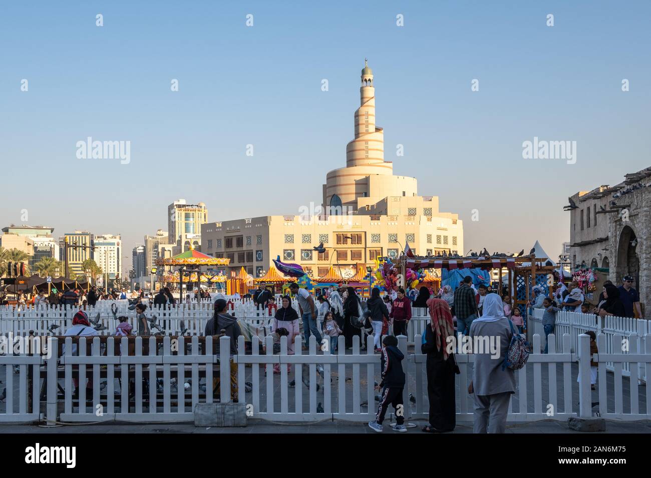 Doha, QATAR - 28 DICEMBRE 2019: Souq Waqif è un mercato tradizionale e una popolare attrazione turistica a Doha, in Qatar. Foto Stock