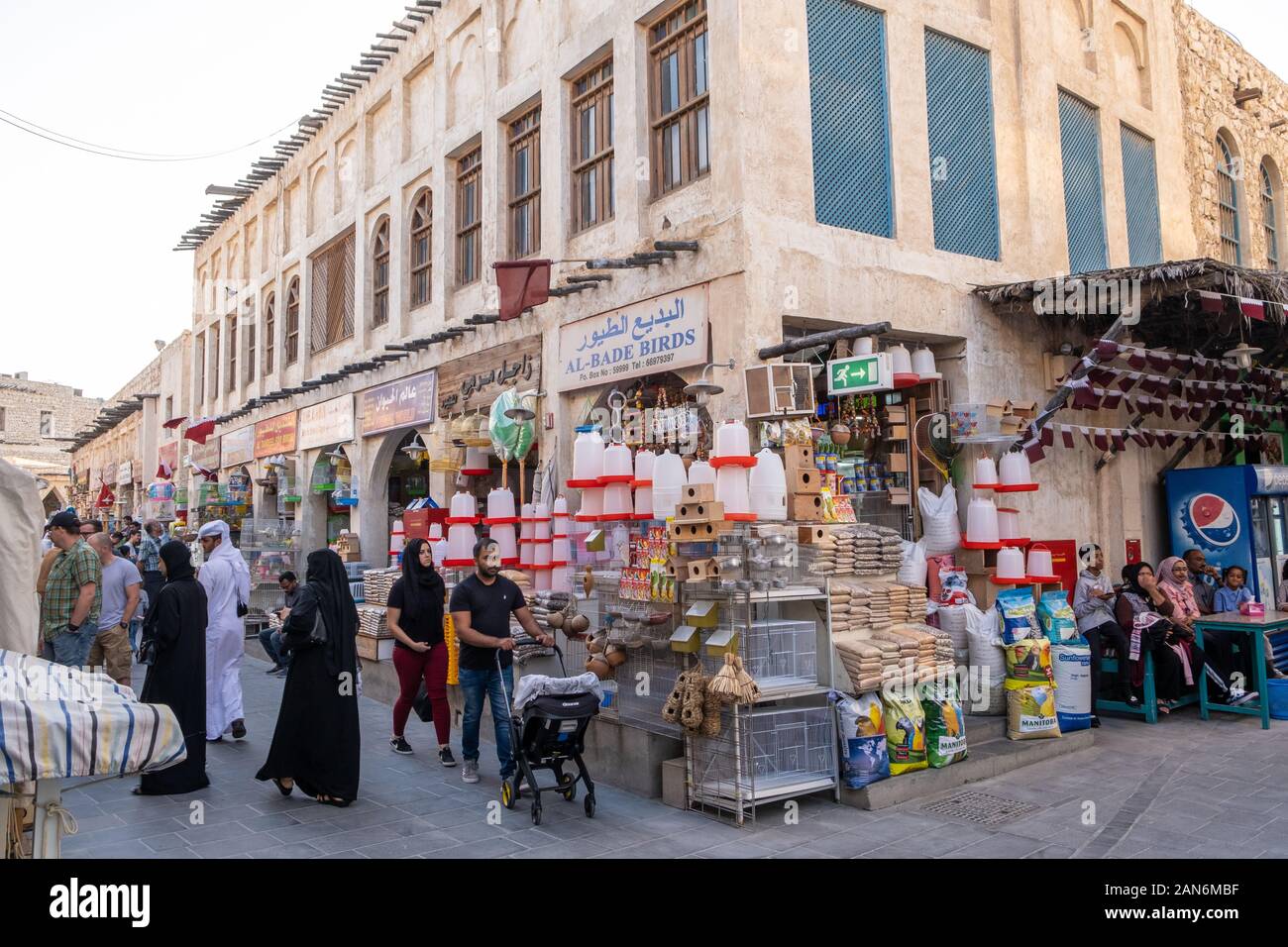 Doha, QATAR - 28 DICEMBRE 2019: Souq Waqif è un mercato tradizionale e una popolare attrazione turistica a Doha, in Qatar. Foto Stock