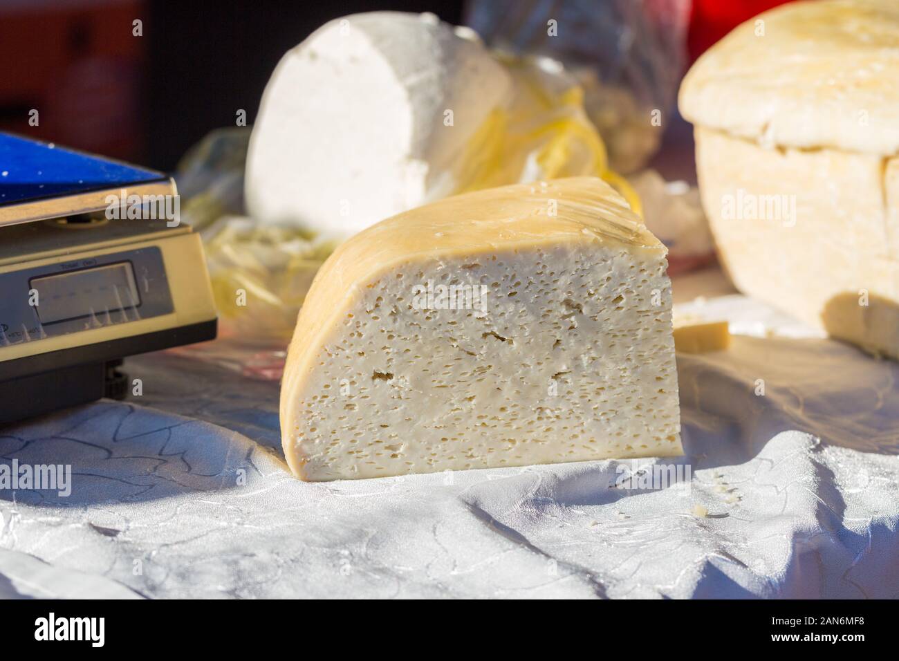 Formaggio di pecora tradizionale ungherese (telemea). In esposizione per la vendita in un mercato. Gusto salato, specialità della regione di harghita. Simile a feta. Foto Stock