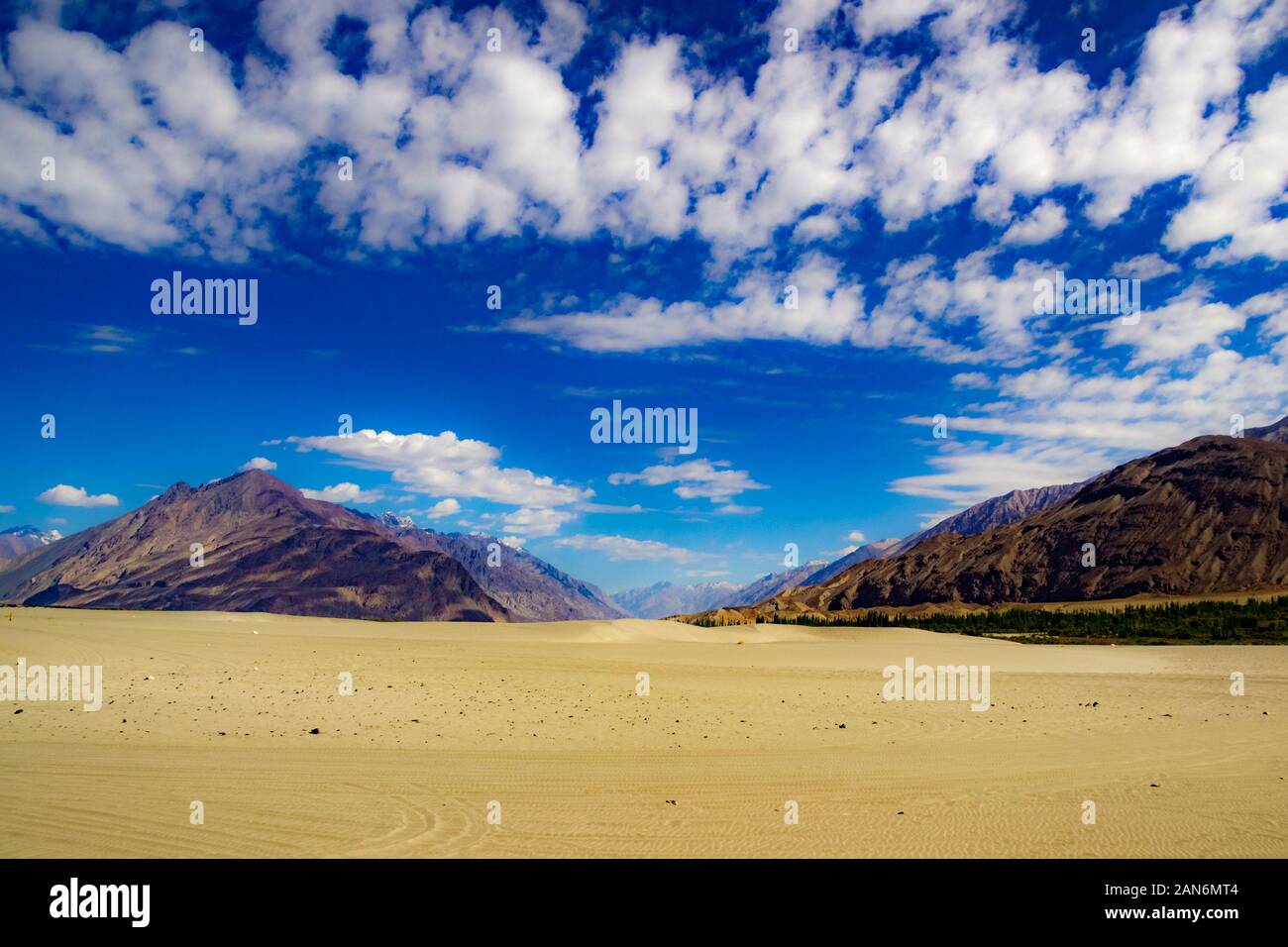 High Dynamic Range Immagine di montagna arida in un deserto con profondo cielo blu e bianco delle nuvole frammentarie in ladakh, Jammu e Kashmir India Foto Stock