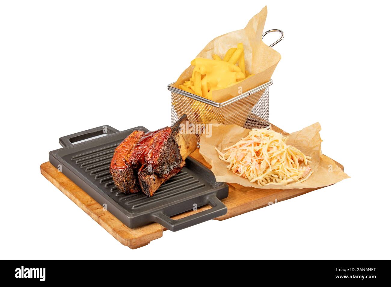 Costolette di maiale in salsa con patatine fritte e insalata di cavolo su legno scheda rustico Foto Stock