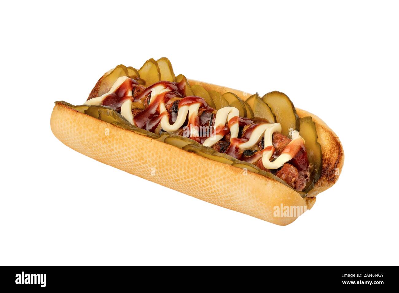 Hot Dog con salsicce alla griglia, salate cetrioli, maionese e ketchup. Foto Stock