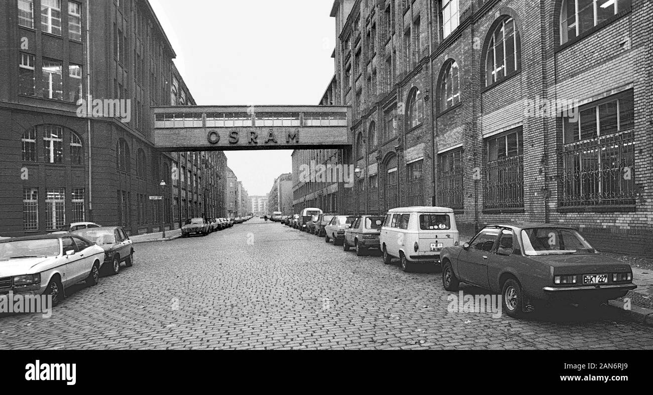 01 gennaio 1979, Berlin: Berlin-Bezirke/matrimonio/1979 Osram Gmbh fabbrica in Oudenarder Strasse, una delle piante madri // Settore/Storia/Storia Dal 1893 in poi, filamenti di osmio e tungsteno sono stati prodotti qui, OS e RAM. OSRAM GMBH è stata fondata nel 1919 da Siemens Halske, AEG e altri per riconquistare mercati persi durante la guerra. OSRAM presto è stato uno dei più grandi produttori di lampade ad incandescenza nel mondo. Dal 1978 Siemens era l'unico proprietario. La data esatta della registrazione sconosciuto. Foto: Paul Glaser/dpa-Zentralbild/ZB Foto Stock