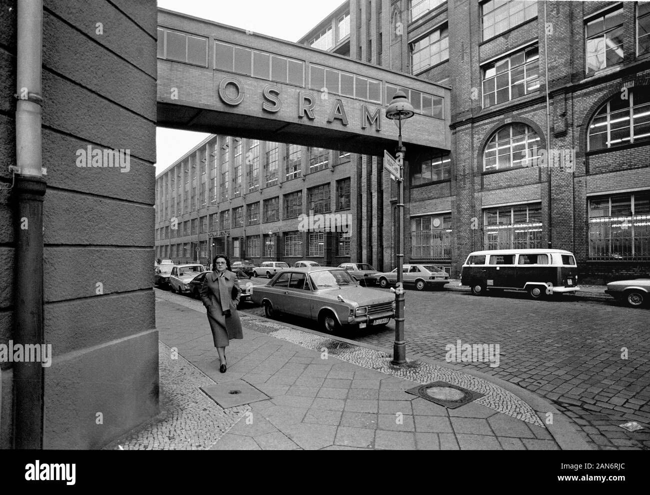 01 gennaio 1979, Berlin: Berlin-Bezirke/matrimonio/1979 Osram Gmbh fabbrica in Oudenarder Strasse, una delle piante madri // Settore/Storia/Storia Dal 1893 in poi, filamenti di osmio e tungsteno sono stati prodotti qui, OS e RAM. OSRAM GMBH è stata fondata nel 1919 da Siemens Halske, AEG e altri per riconquistare mercati persi durante la guerra. OSRAM presto è stato uno dei più grandi produttori di lampade ad incandescenza nel mondo. Dal 1978 Siemens era l'unico proprietario. La data esatta della registrazione sconosciuto. Foto: Paul Glaser/dpa-Zentralbild/ZB Foto Stock