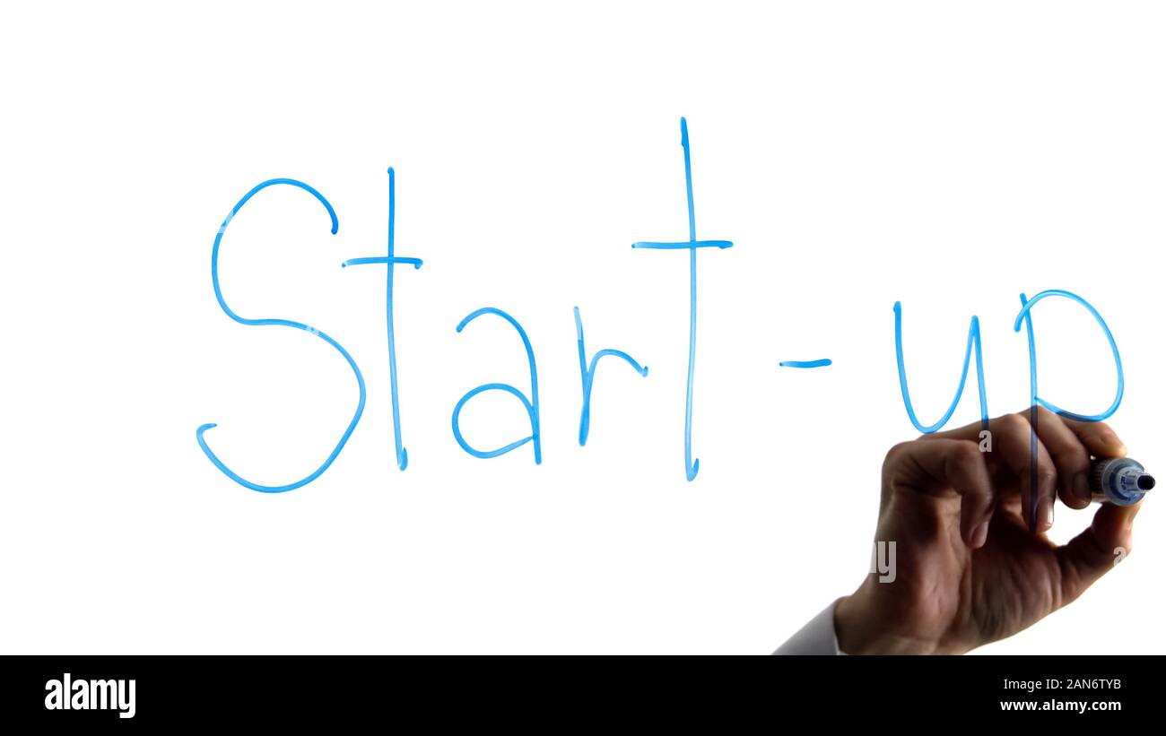 Imprenditore iscritto start-up word su sfondo bianco, business idea, strategia Foto Stock
