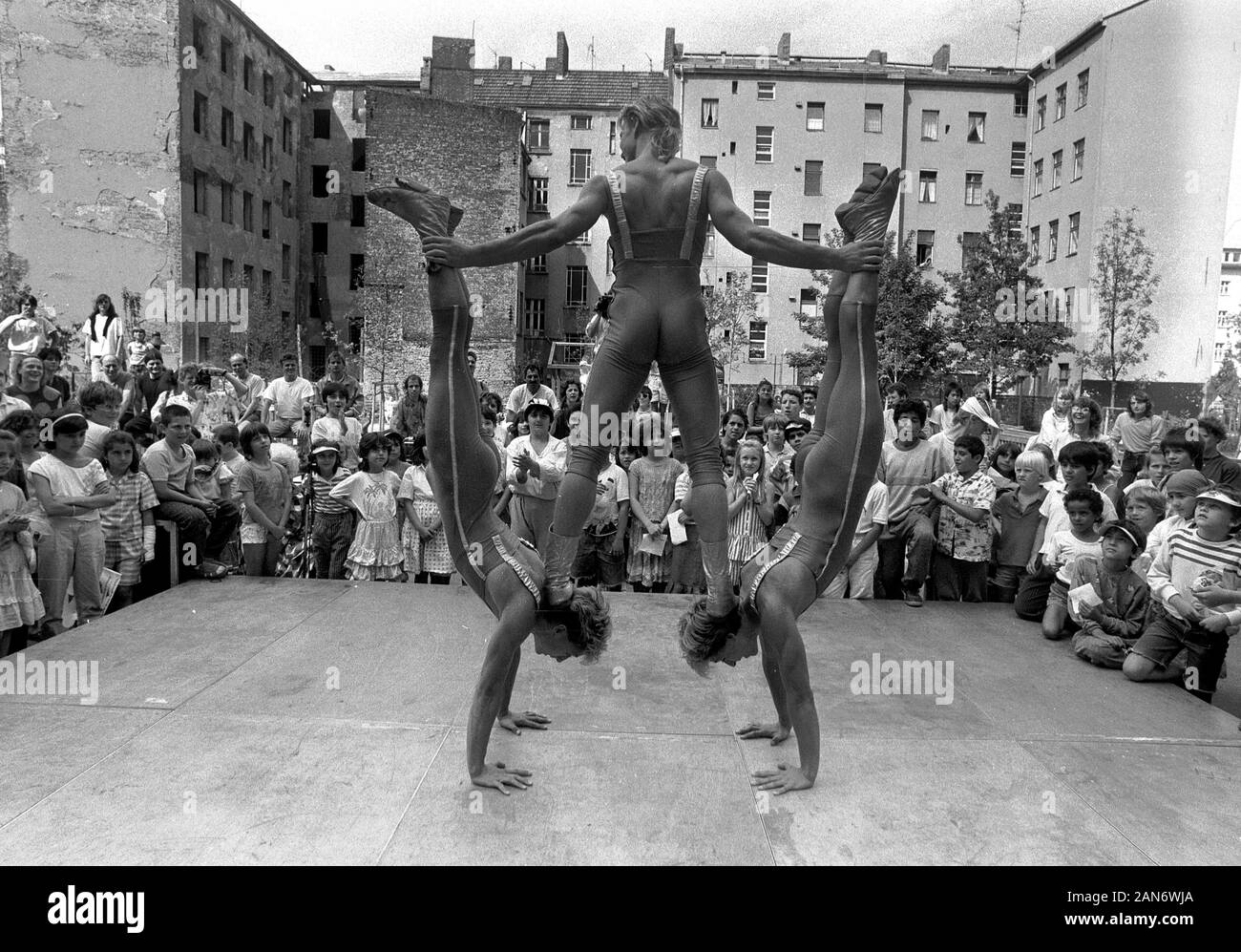 01 gennaio 1988, Berlin: artisti sulla scena in un cortile. Luogo e data di registrazione non può essere determinato più precisamente. Foto: Paul Glaser/dpa-Zentralbild/ZB Foto Stock