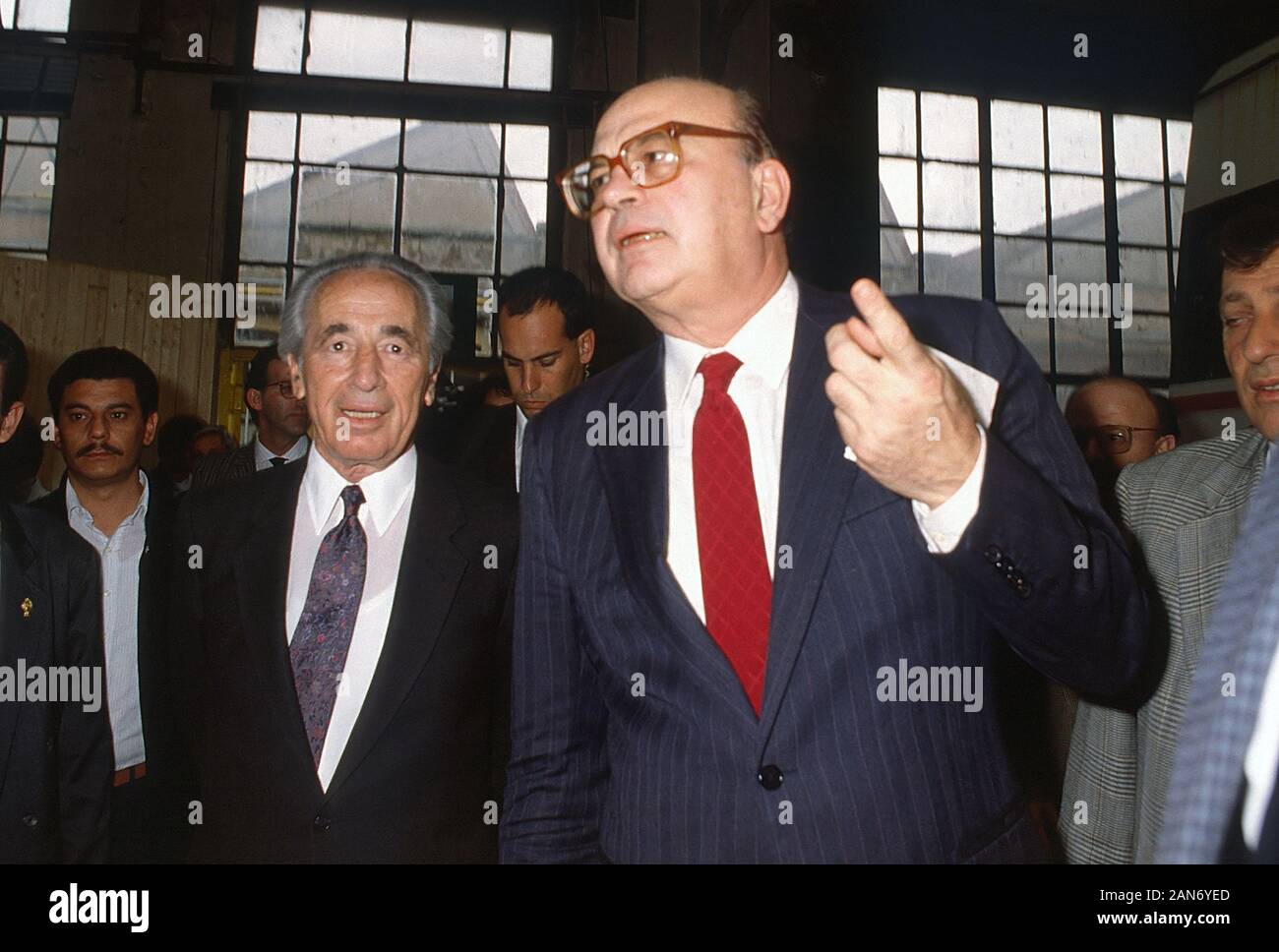 Milano (Italia), Bettino Craxi, segretario del PSI (Partito Socialista Italiano) con Shimon Peres, leader del partito laburista israeliano al 45mo Congresso del PSI (Maggio 1989) Foto Stock