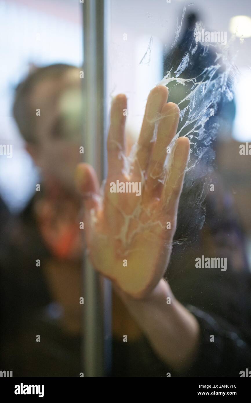 Erlangen, Germania. 16 gennaio, 2020. Gli attivisti del clima del gruppo "ribellione di estinzione' bloccano la porta di ingresso di un Siemens Building a cui hanno bloccato le mani in segno di protesta contro un ordine di Siemens in Australia. Credito: Daniel Karmann/dpa/Alamy Live News Foto Stock