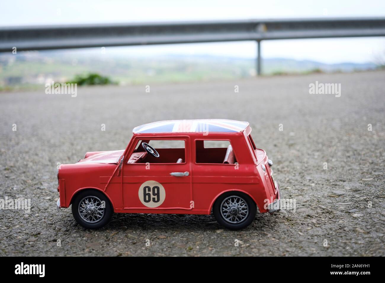 Auto in miniatura sporting la Union Jack flag Foto Stock
