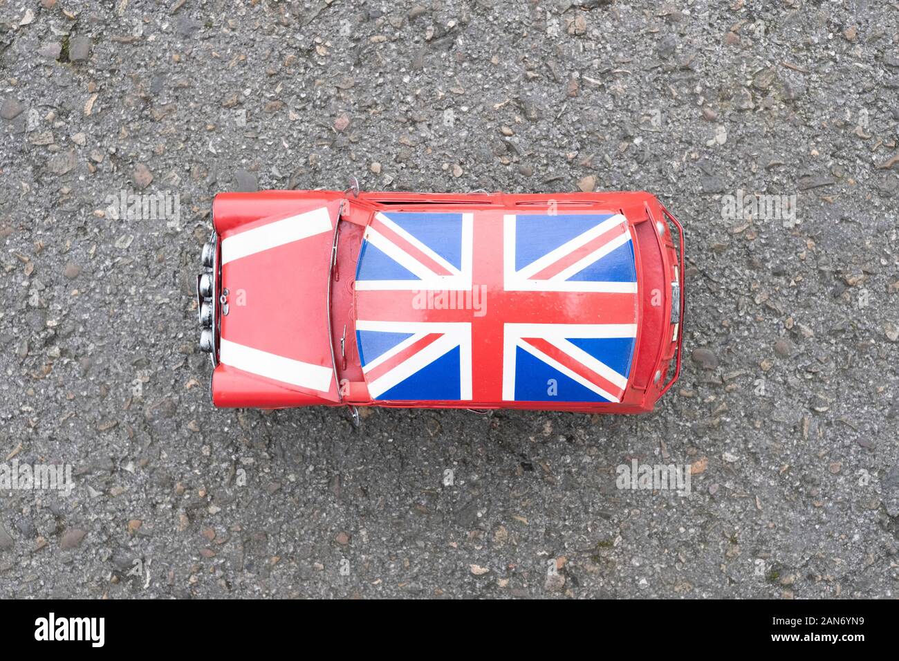 Auto in miniatura sporting la Union Jack flag Foto Stock