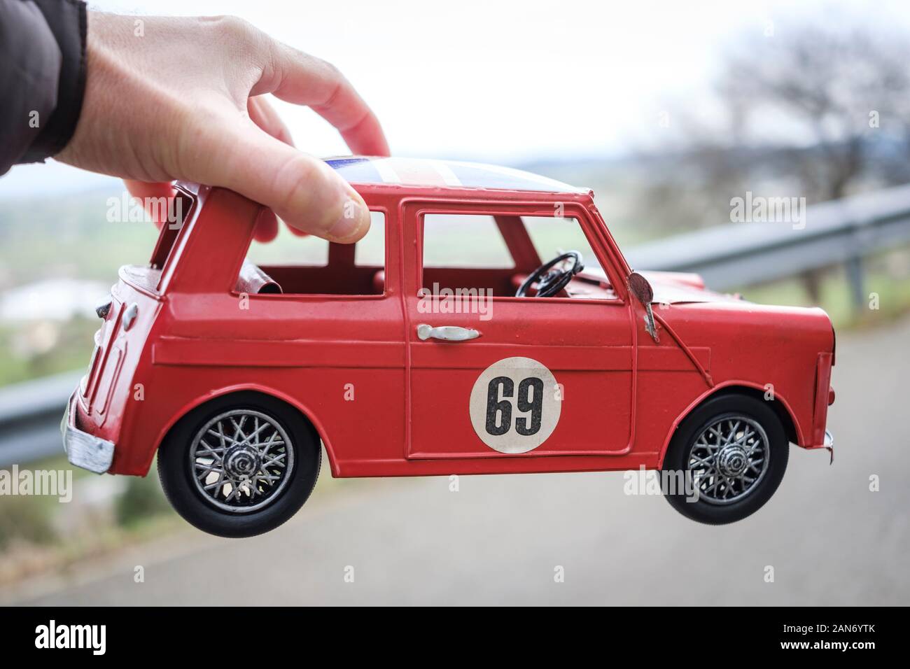 Auto in miniatura sporting la Union Jack flag Foto Stock