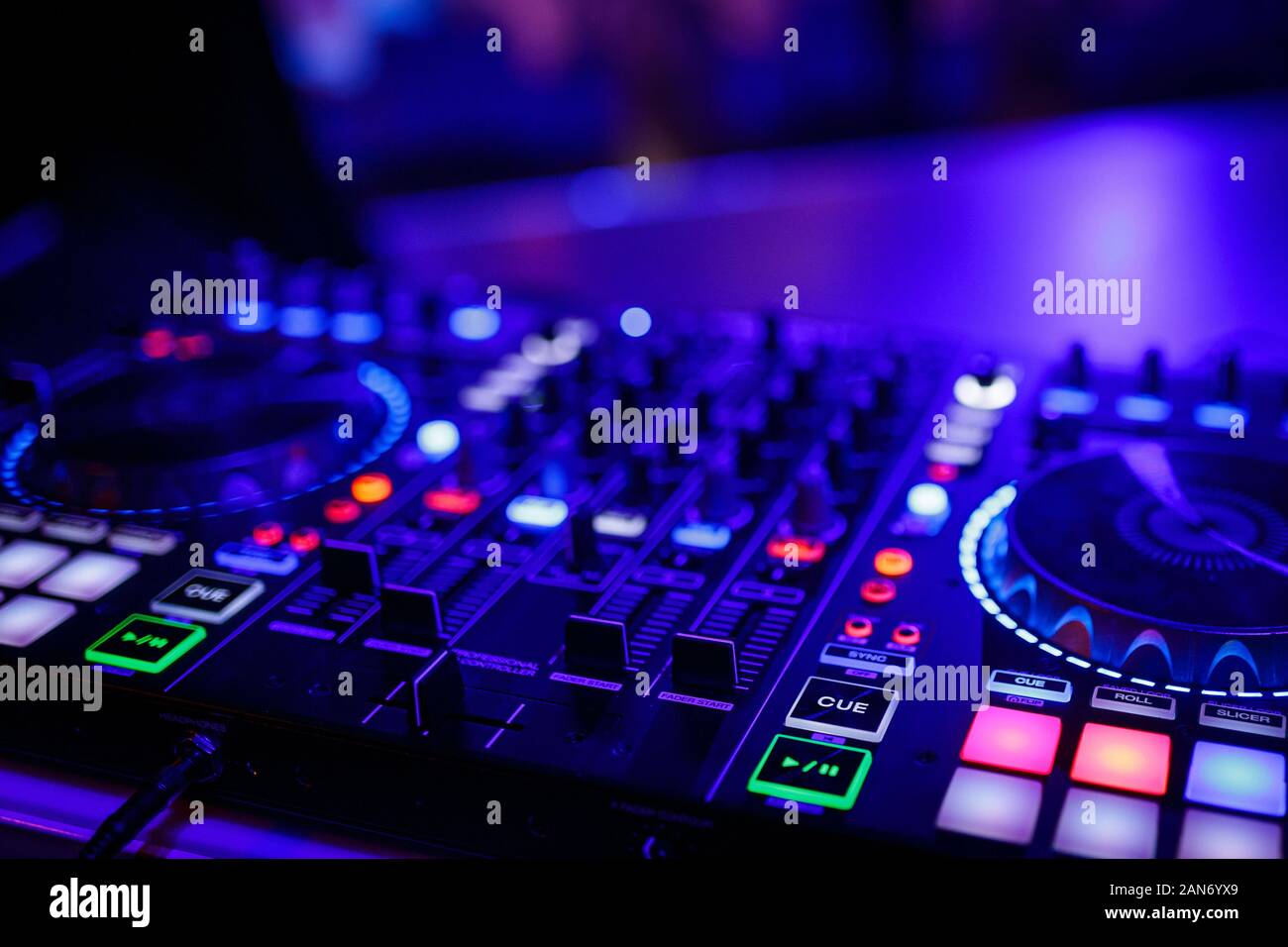 Vista ingrandita di un DJ console di mixaggio Foto Stock