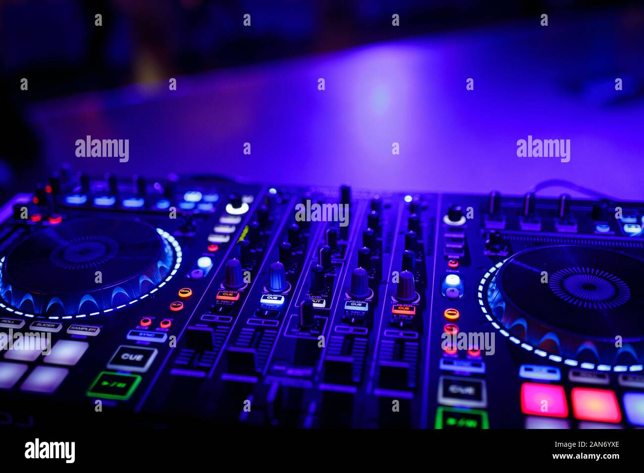 Vista ingrandita di un DJ console di mixaggio Foto Stock