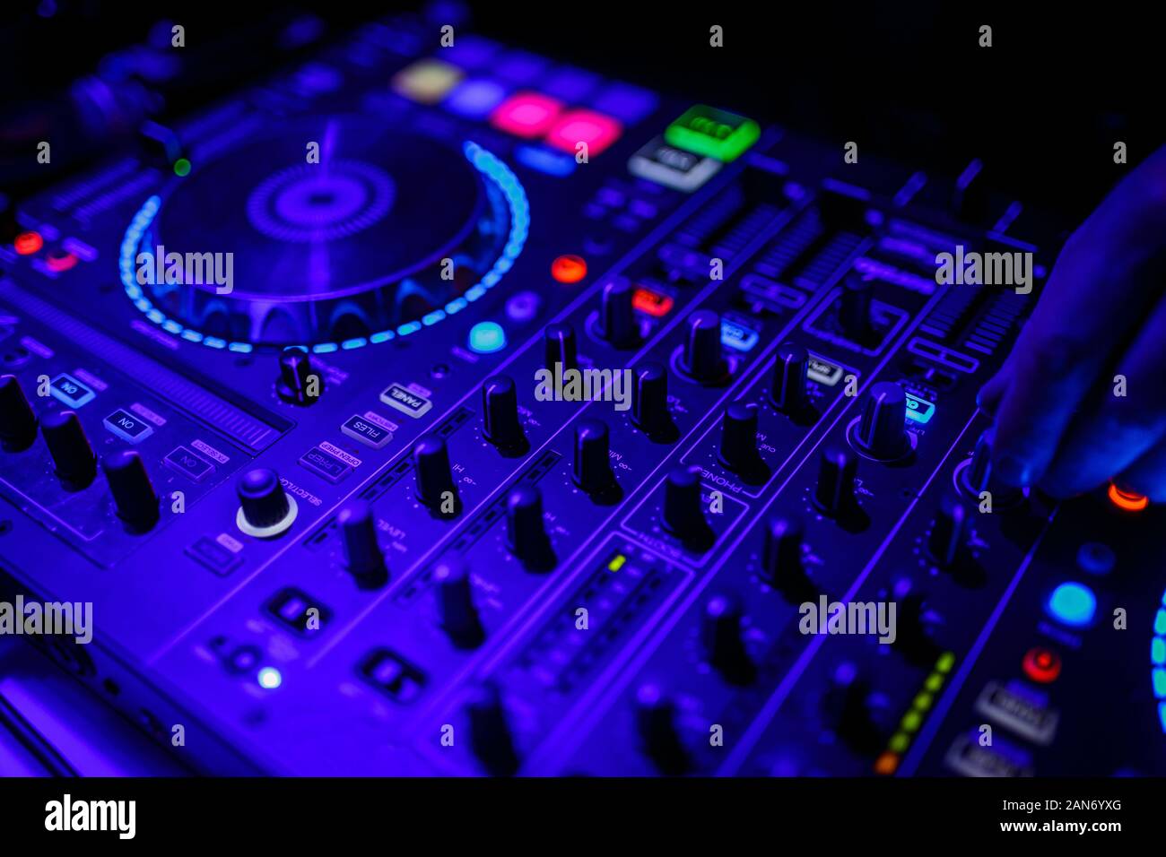 Vista ingrandita di un DJ console di mixaggio Foto Stock