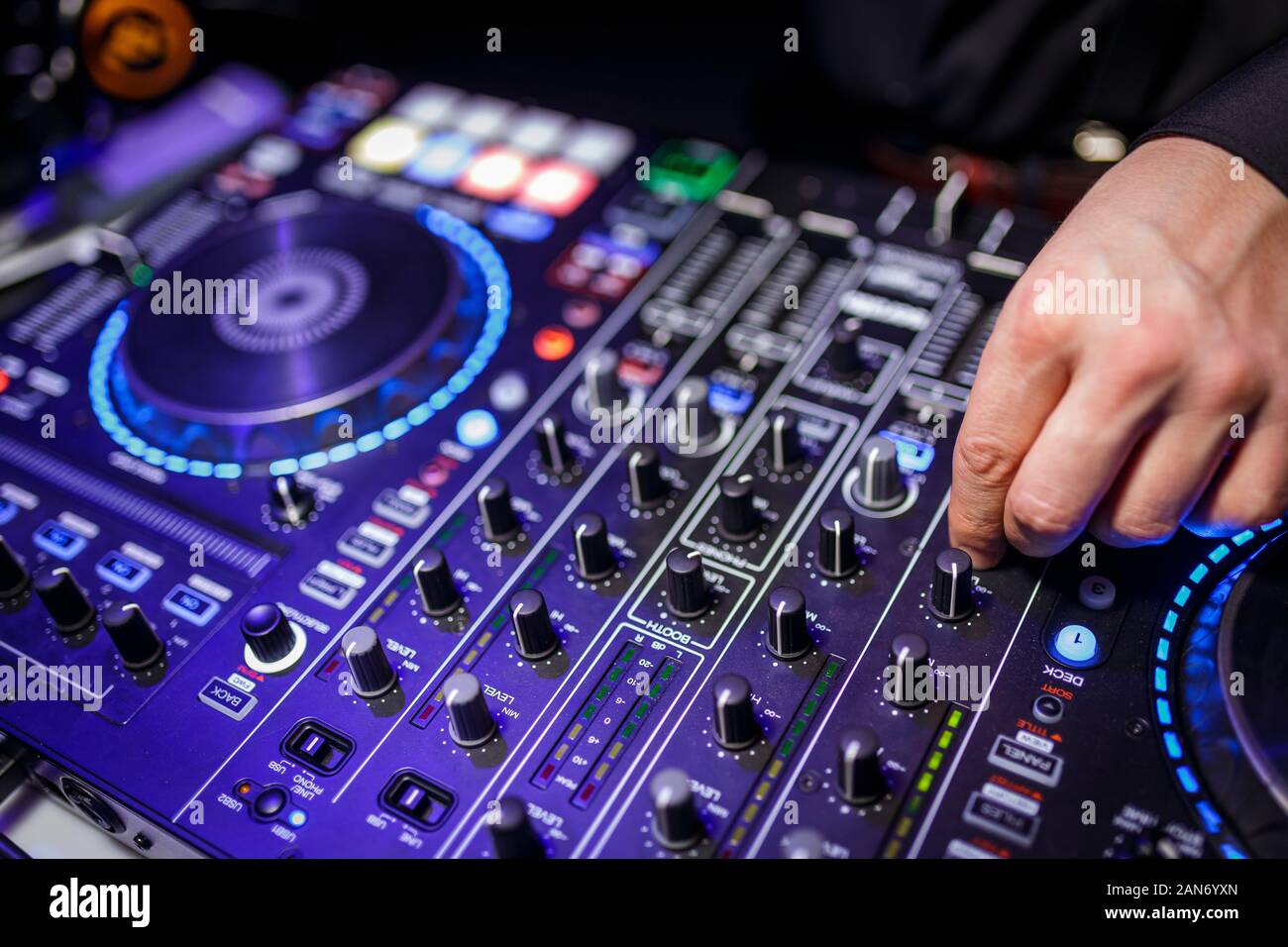 Vista ingrandita di un DJ console di mixaggio Foto Stock