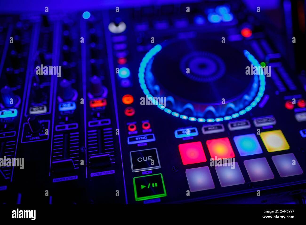 Vista ingrandita di un DJ console di mixaggio Foto Stock