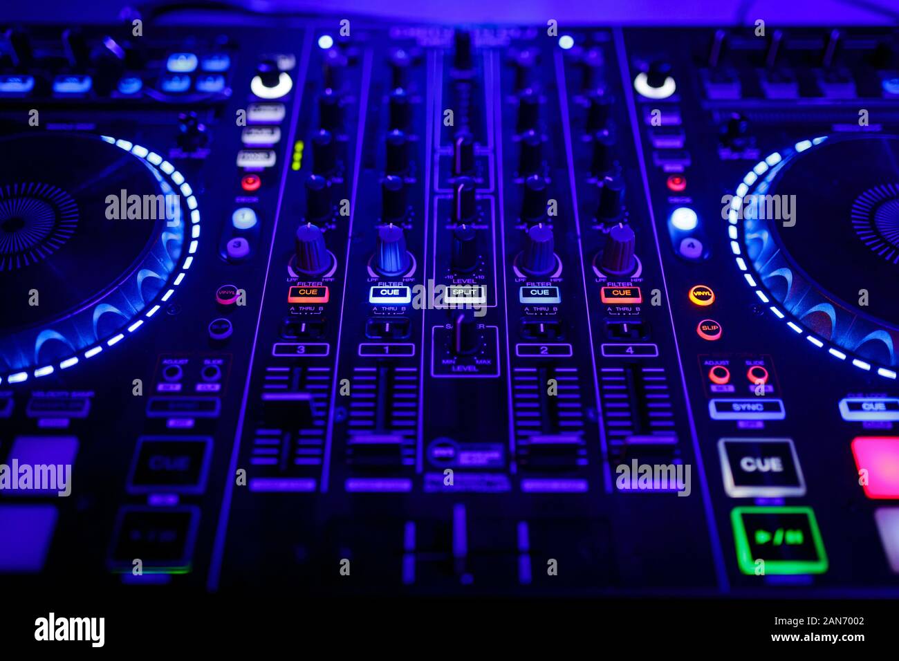 Vista ingrandita di un DJ console di mixaggio Foto Stock