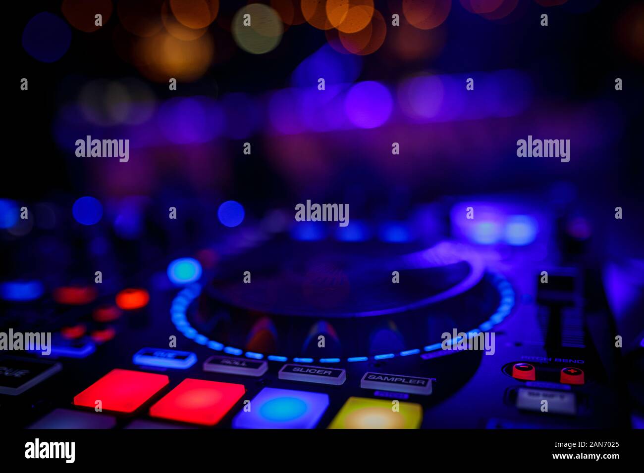 Vista ingrandita di un DJ console di mixaggio Foto Stock