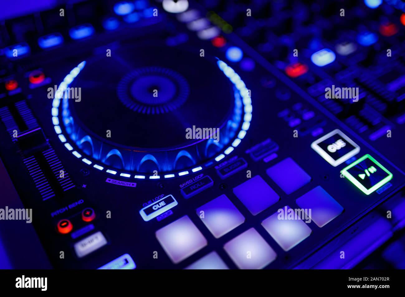 Vista ingrandita di un DJ console di mixaggio Foto Stock