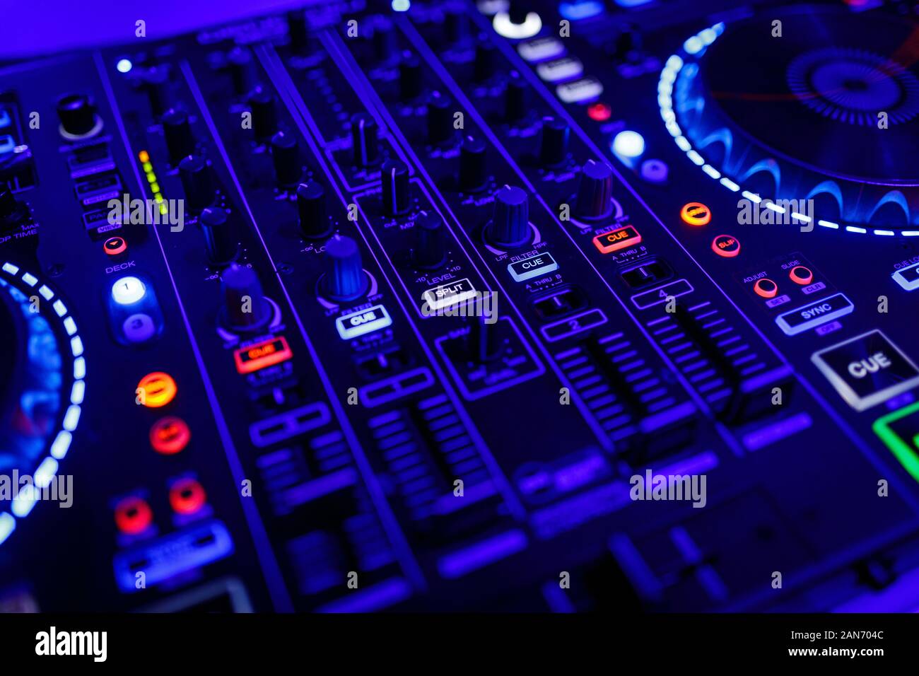 Vista ingrandita di un DJ console di mixaggio Foto Stock