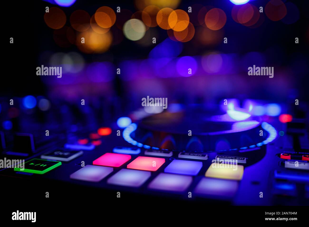 Vista ingrandita di un DJ console di mixaggio Foto Stock