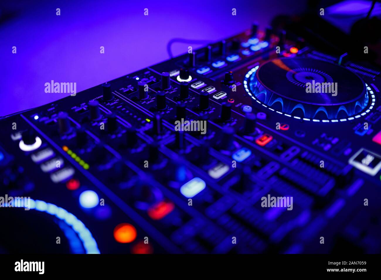Vista ingrandita di un DJ console di mixaggio Foto Stock