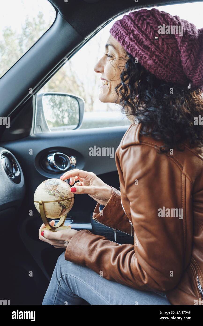 Lei è il controllo di una mappa del mondo mondo all'interno di un automobile Foto Stock