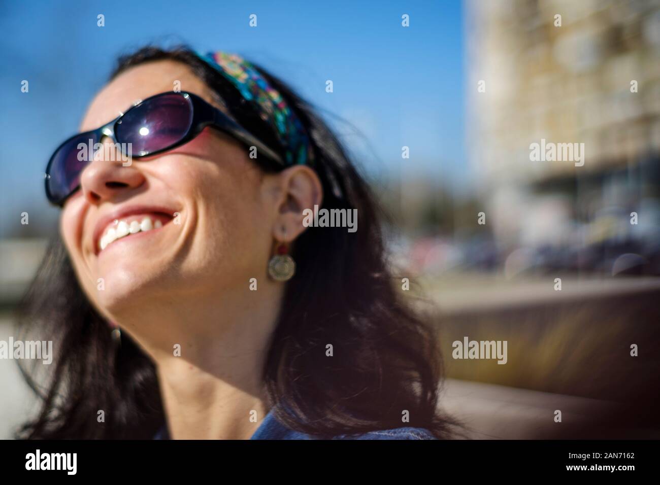 La donna bianca nei suoi anni trenta ride molto Foto Stock