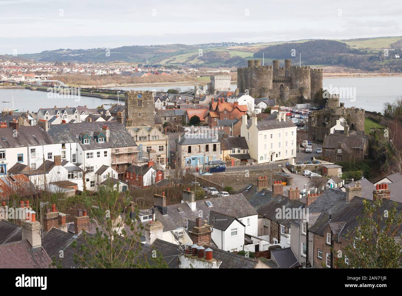 CONWY, Regno Unito - 26 febbraio 2012. Vista aerea del Conwy Castle e case, una storica cittadina gallese in Galles del Nord Foto Stock