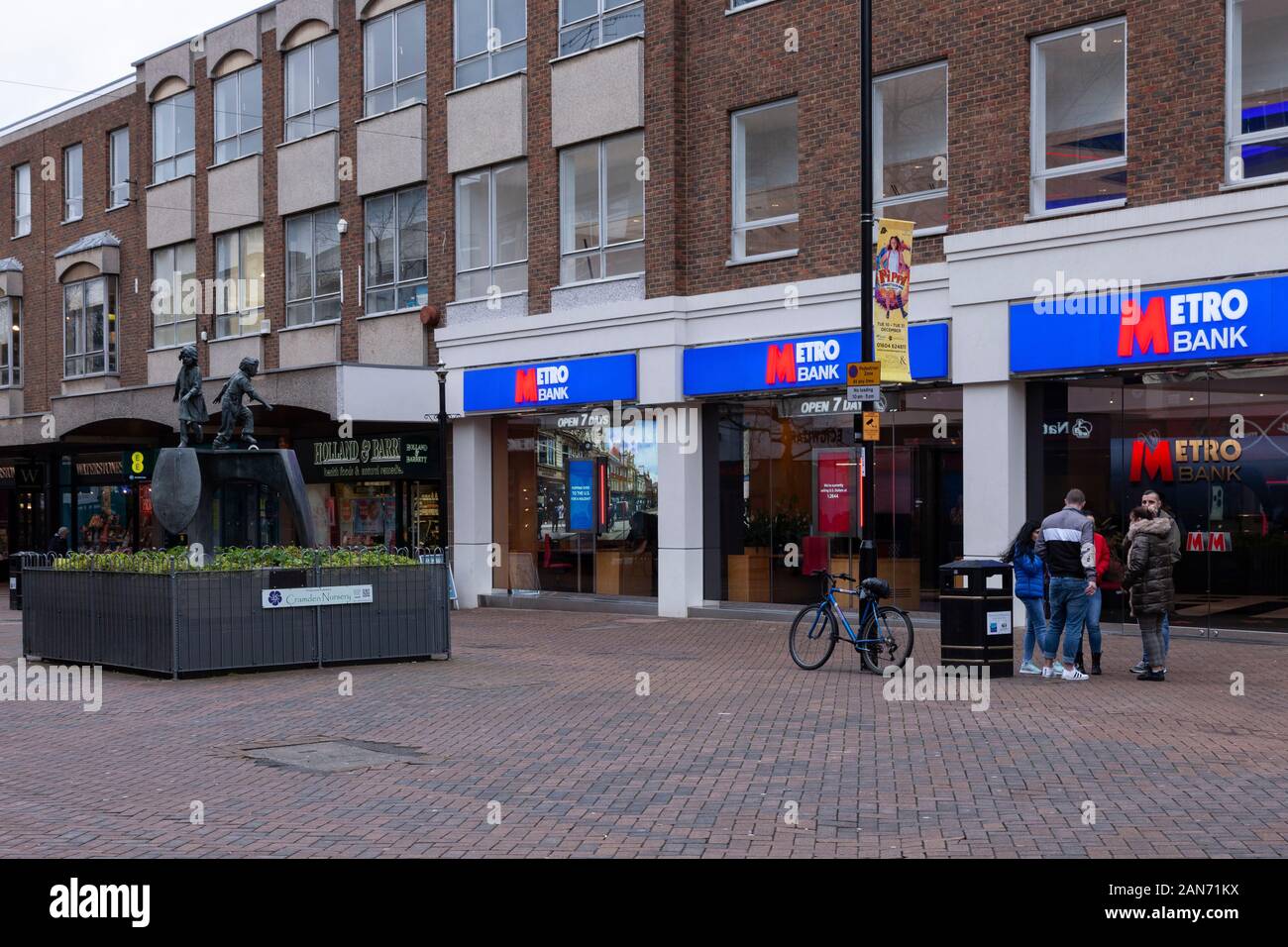 Metro Bank frontage in Abington street, centro di Northampton, Foto Stock