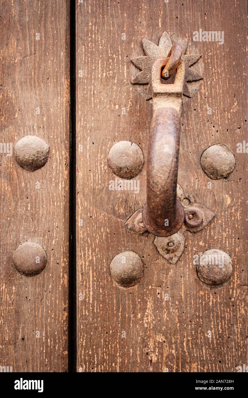 Voglia di fermo di metallo su una vecchia porta di legno Foto Stock