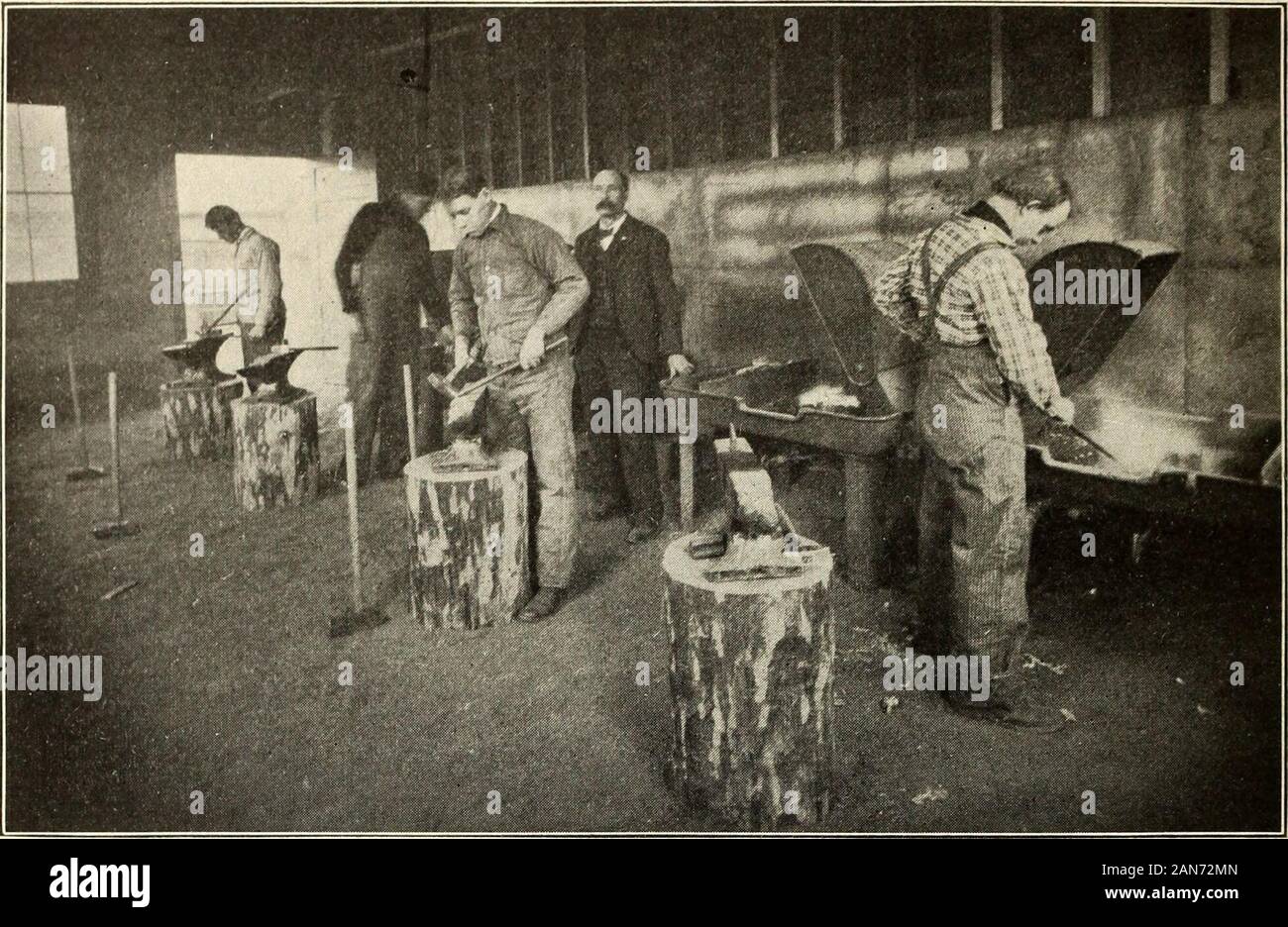 Il Tiger (studente giornale), sett1903-giugno 1904 . bout. Il prof. Bigelowgave una grafica molto descrizione dell'laboratoriesin che, nonostante la loro scarsa strutture, alcune delle scoperte thegreatest del mondo sono stati realizzati.ottanta anni fa non c'era in qualsiasi paese alaboratory allo scopo di insegnare la chimica.La funzione di laboratorio è di lasciare che la stu-dent i fatti di prima mano; si sviluppa in himthe facoltà di osservazione e di precisione; hissearch per la verità rafforza la sua morale char-acter. Il secondo indirizzo è stata dal Dott. Charles E.Bessey sulle possibilità del Botanic Foto Stock