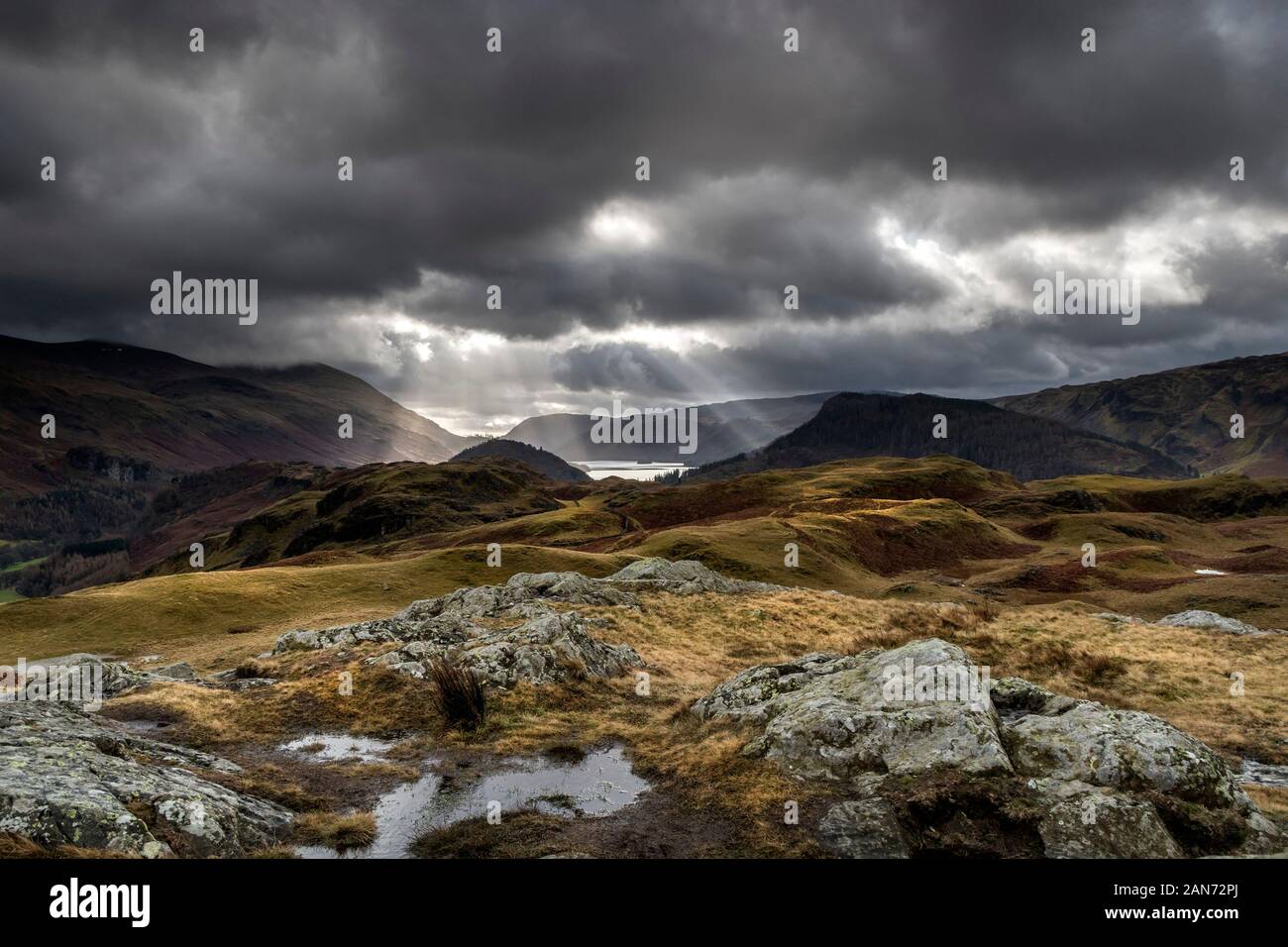 Spettacolari raggi crepuscolari illuminando la valle Thirlmere, visto dall alto Rigg, Lake District, Cumbria, Regno Unito. Foto Stock