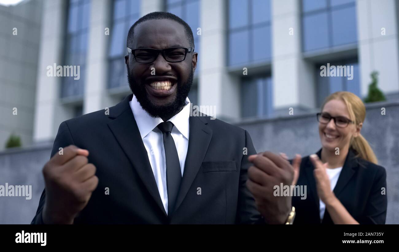 Estremamente happy businessman esultanza buone notizie, godendo risultati della società Foto Stock