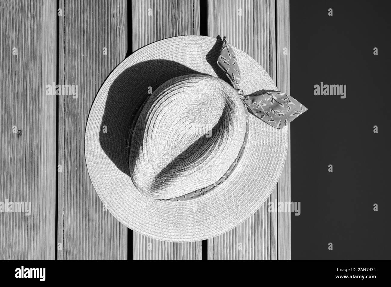 Fancy hat sul bordo di una piscina in bianco e nero Foto Stock