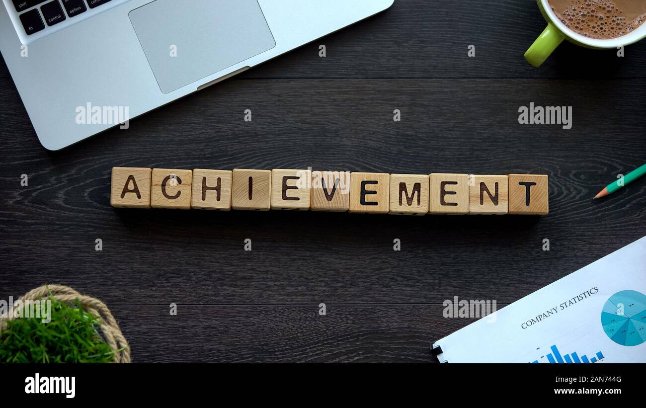 Realizzazione Parola fatta di cubi, modo duro di successo e leadership e motivazione Foto Stock