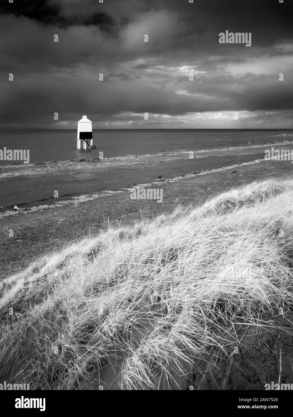 Una immagine infrarossa delle dune di sabbia e il basso faro sulla spiaggia a Burnham-on-Sea, Somerset, Inghilterra. Foto Stock