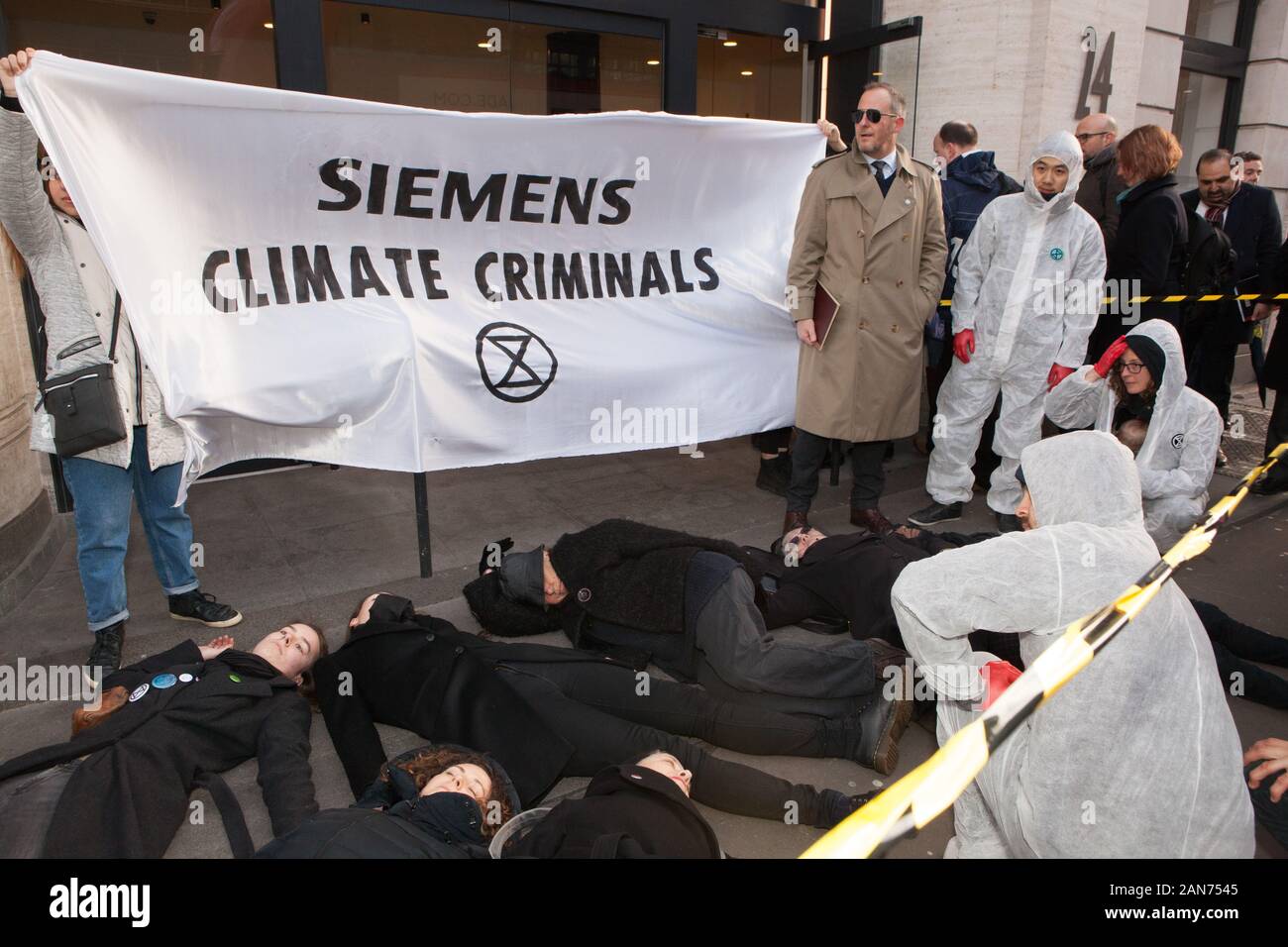 Londra, UK: 16 gennaio 2020. Estinzione della ribellione in scena un die-in, completa con un detective e il team di forensic ufficiali, al di fuori di Siemens la sede centrale di Londra a causa del loro coinvolgimento nella Adani a cielo aperto della miniera di carbone in Australia, pur affermando di essere finalizzata ad andare carbonio neutro, contro la volontà dei popoli indeginous, e nel contesto dell'Australia bushfires terribile. Credito: Anna Watson/Alamy Live News Foto Stock