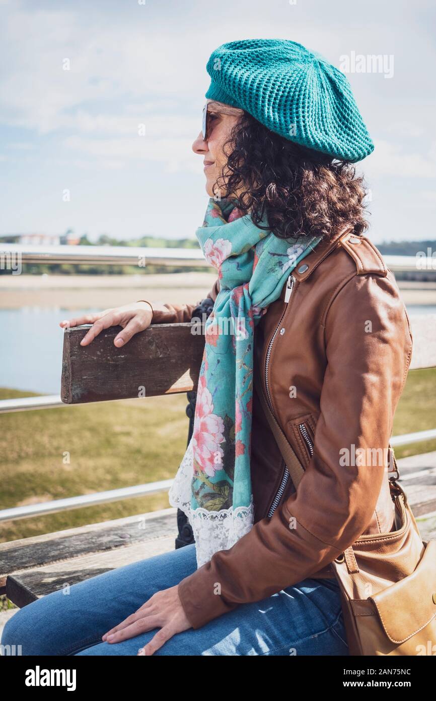 La donna bianca in abbigliamento casual guardando il mare dalla seawalk Foto Stock