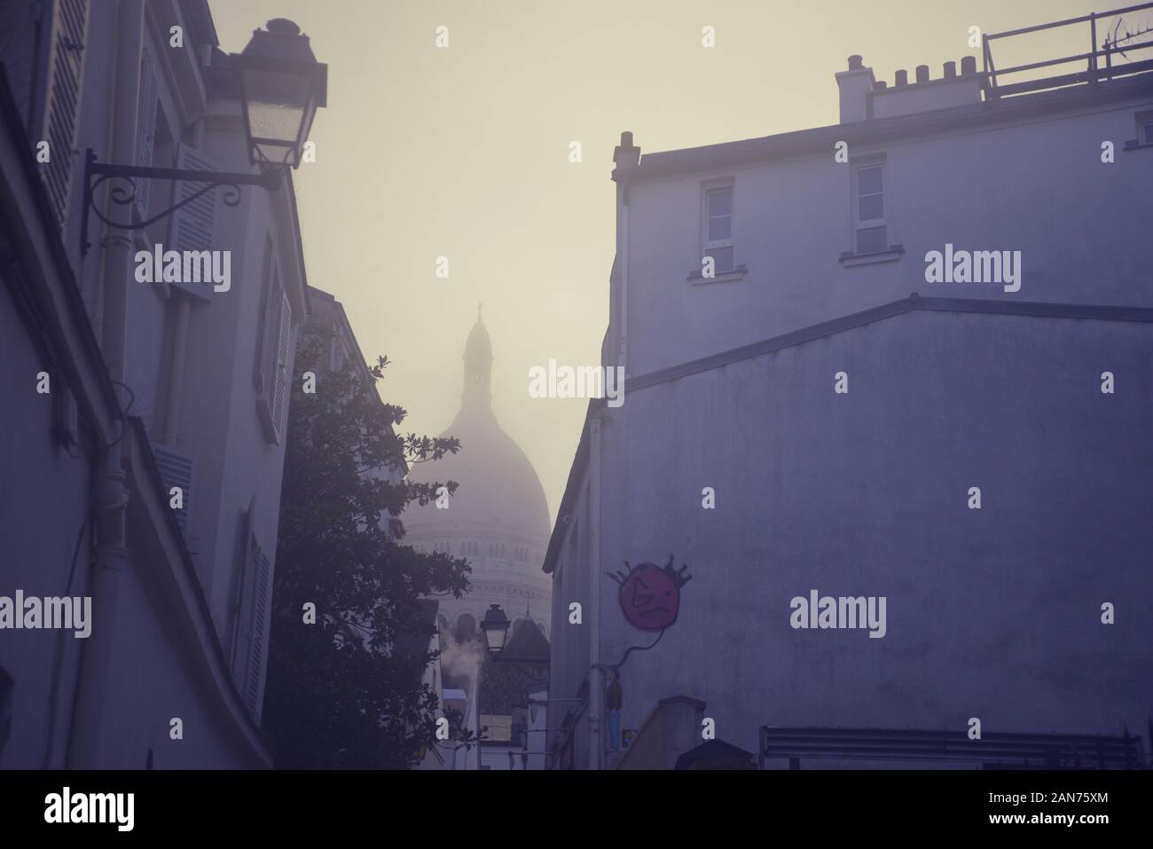 Una nebbiosa mattina a Parigi, da pasakdek Foto Stock