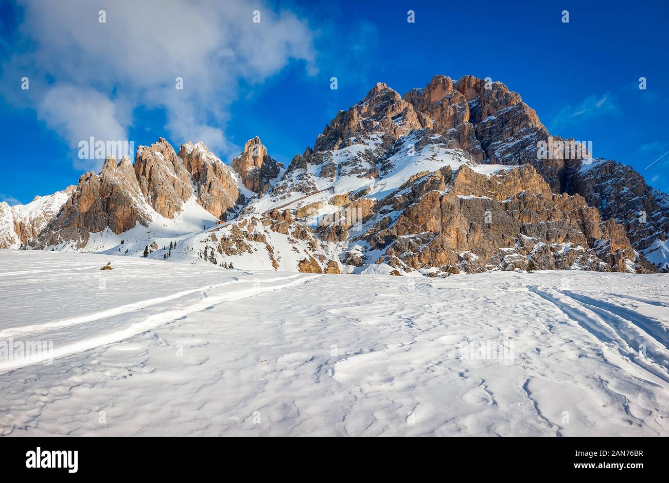 Una vista panoramica del Monte Cristallo durante la stagione invernale, una stazione sciistica di Cortina d'Ampezzo, Italia Foto Stock