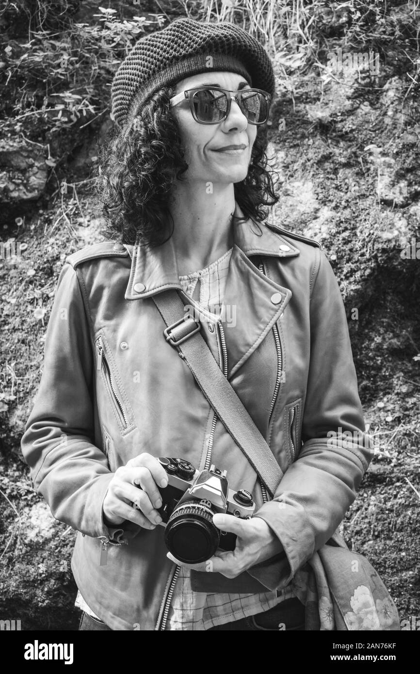 Donna in stile vintage usura tenendo la sua fotocamera classica in bianco e nero Foto Stock