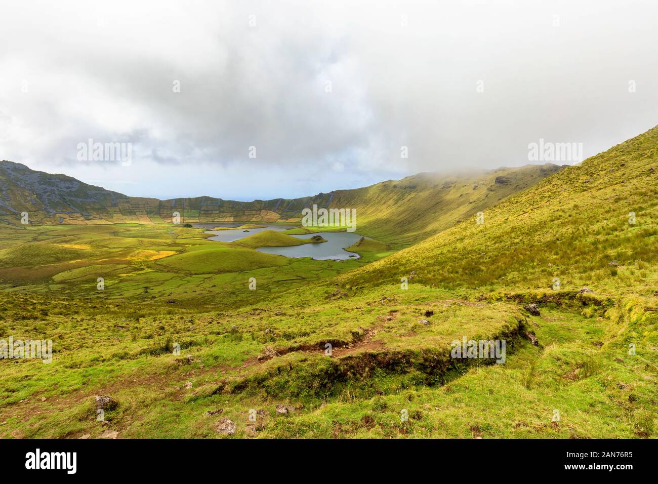 Il sentiero si snoda verso il basso al centro del Corvo Caldera sull isola di Corvo nelle Azzorre, Portogallo. Foto Stock
