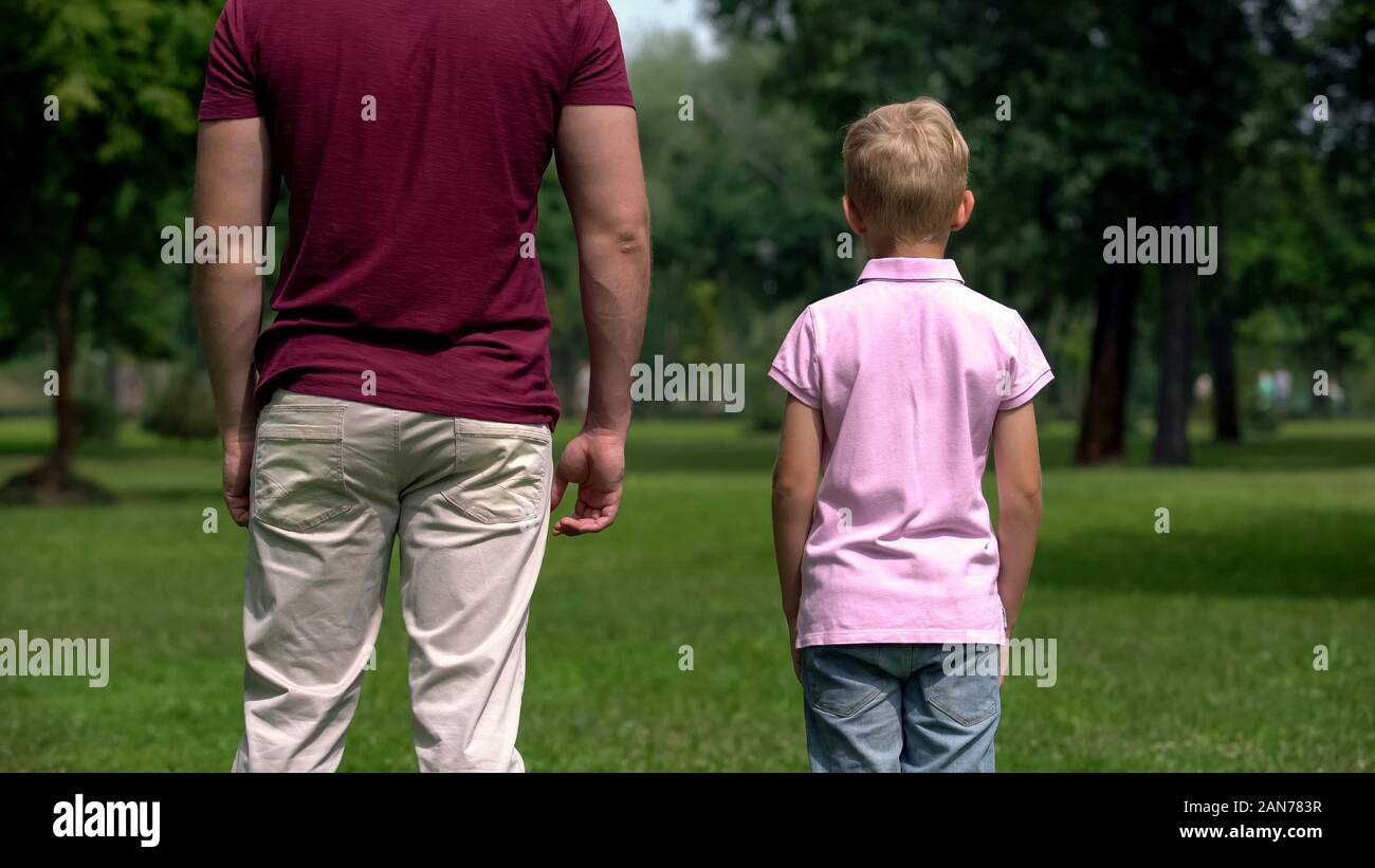 Il figlio e il padre assieme, cercando in futuro, One Parent Family vista posteriore Foto Stock